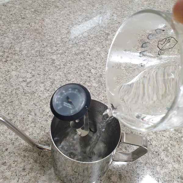 칼리타 드리퍼를 사용한 커피 추출 레시피 with 다이소 드립포트_서버로 드립포트에 물 붓기