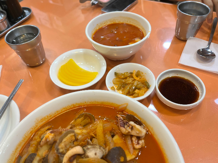 제공된 반찬과 고기짬뽕