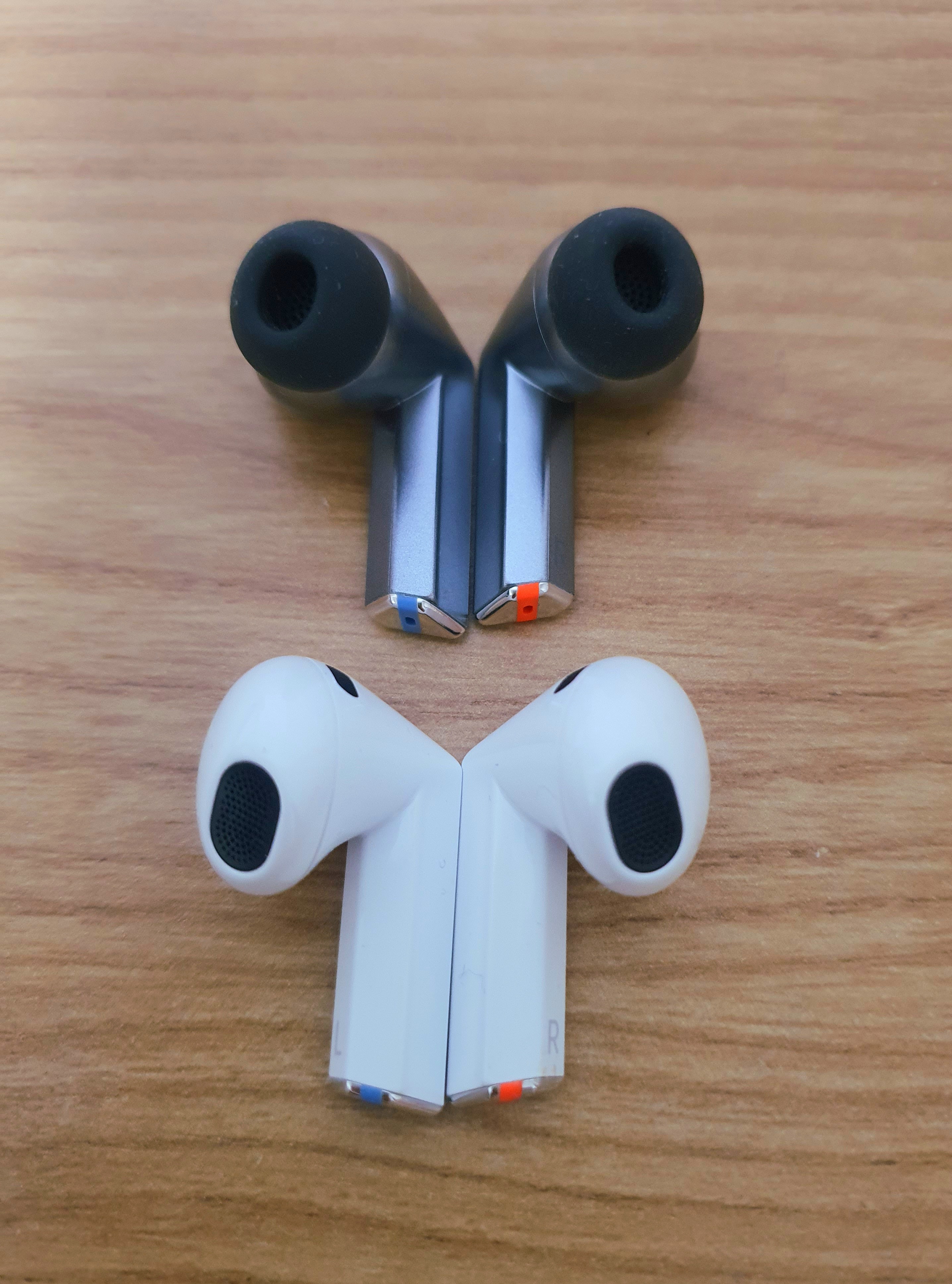 버즈3프로와-버즈3-비교사진입니다.