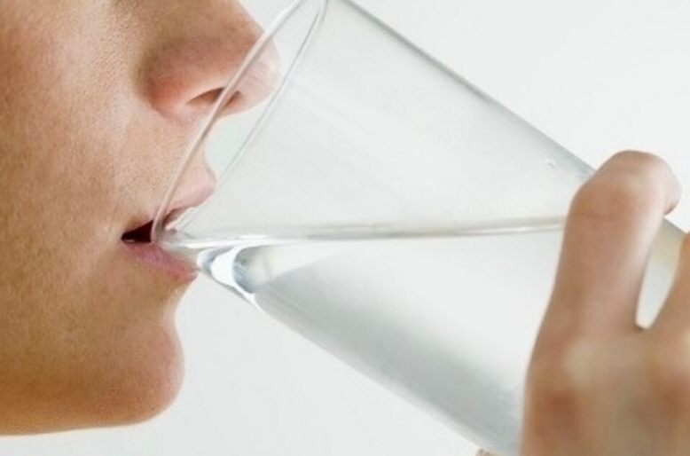 컵에 물을 마시는 남성의 모습