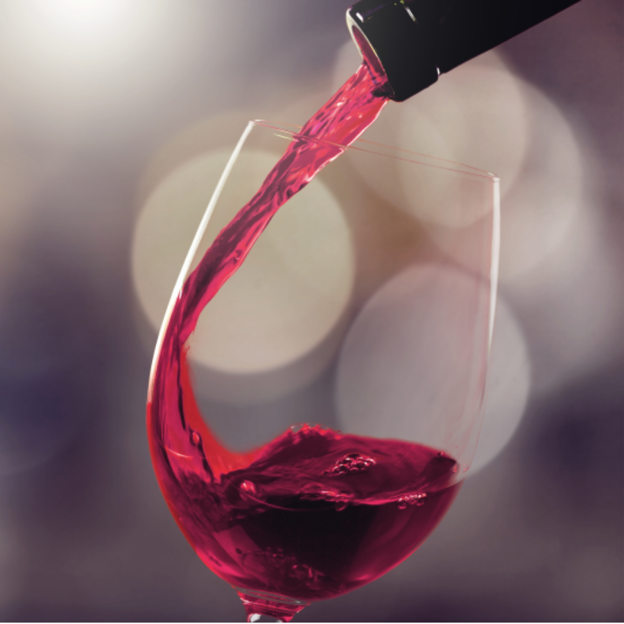 와인잔에 레드와인이 따르고 있다.
