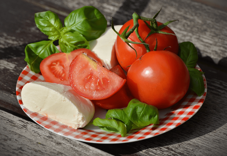 접시 위에 올라간 토마토