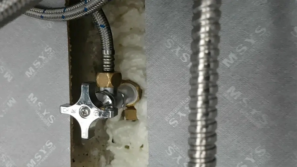 냉수 호스 연결 모습
