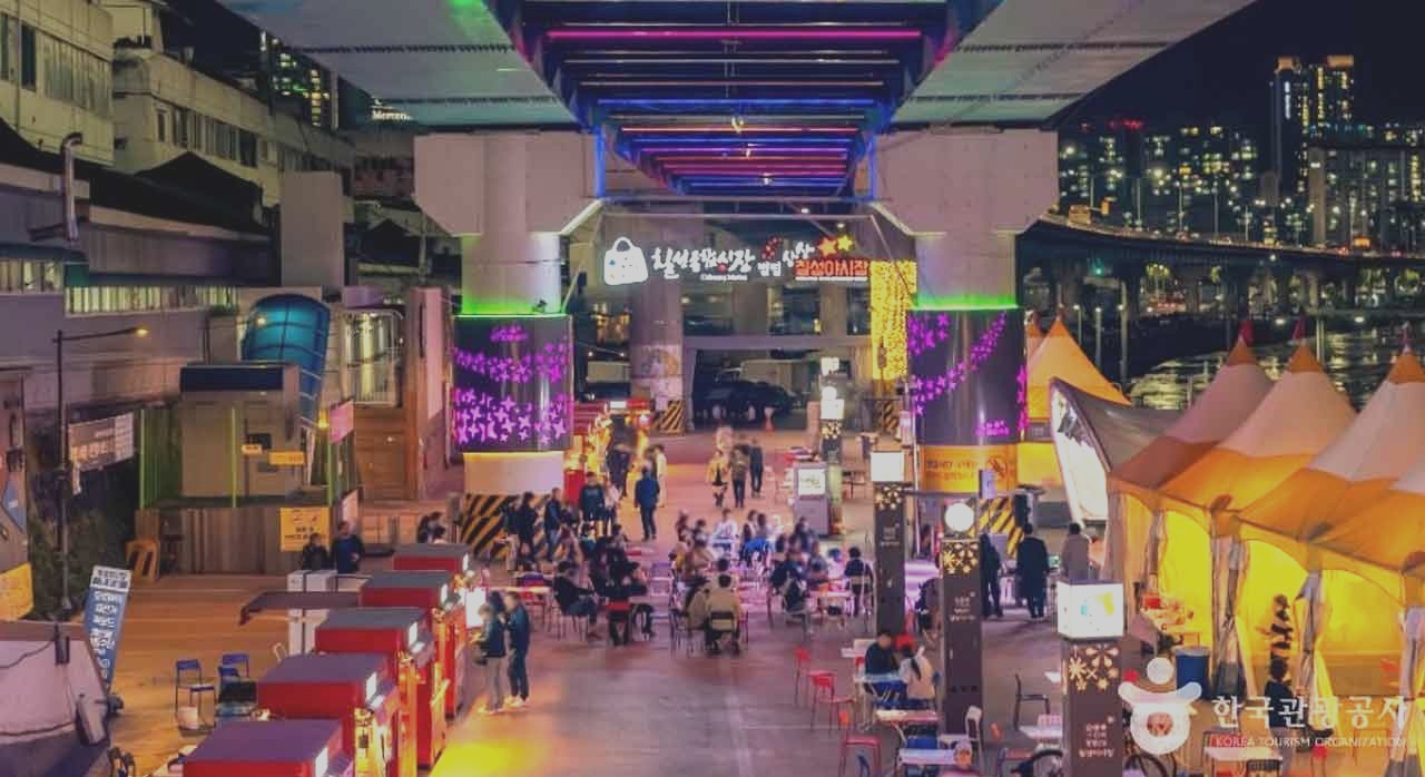 초저녁 시간대, 막 불이 켜진 칠성야시장에 사람들이 모여 있는 모습. [ⓒ한국관광 콘텐츠랩]