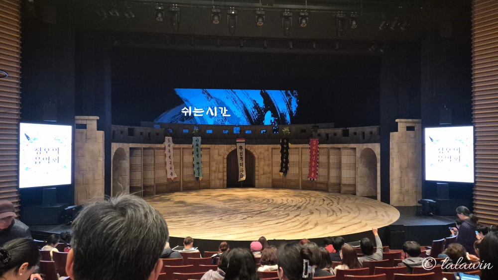 이날치전 무대, 원형무대