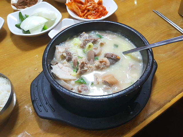 진짜 돼지국물