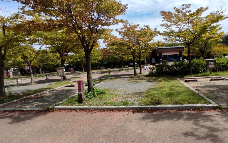 B-03 사이트 뒤쪽이 엊갈리게 B-16 사이트와 붙어있음