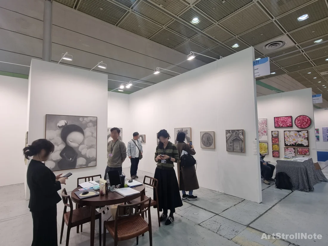 2026 화랑미술제, OKNP부스 전경, 작품전시 부스내 갤러리스트와 전시관람객. -ArtStrollNote
