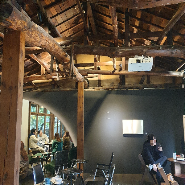 대전 소제동 카페 거리: 대나무가 인상적이었던 카페 '풍류소제'_풍류소제 내부