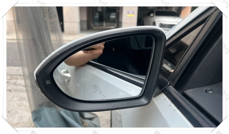 골프7세대 운전석 사이드미러 거울 속커버(거울을 감싸고 있는 검정색 테두리) 깜박만 교체 수리 후