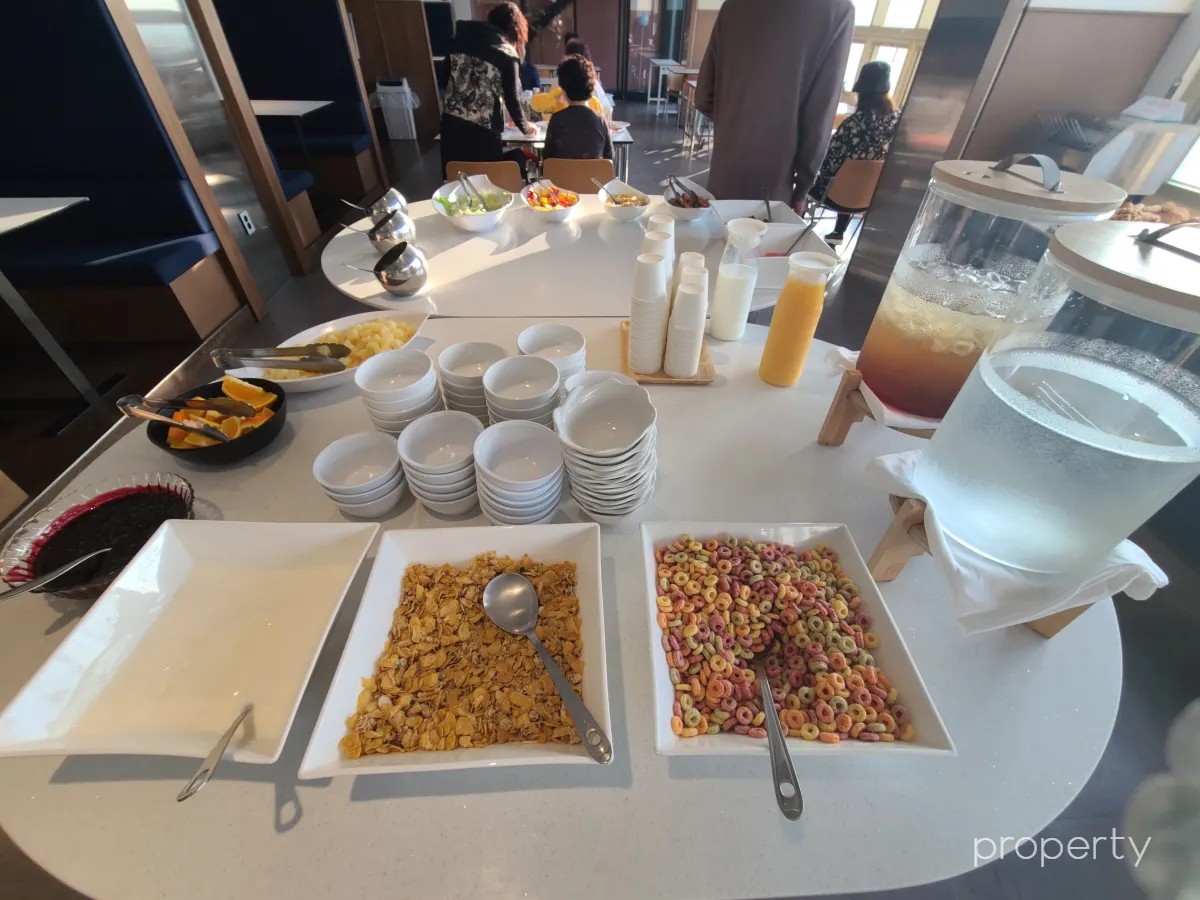 요거트-시리얼-물과주스-파인애플-오렌지