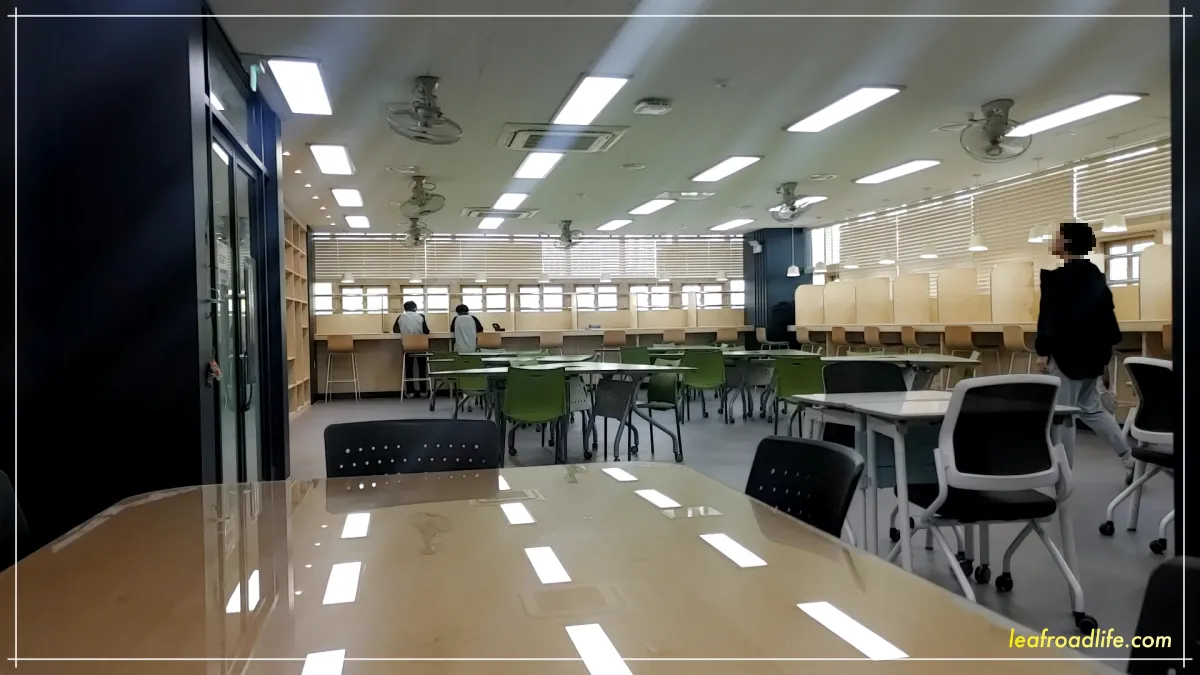 학교-도서관-봉사하는-모습