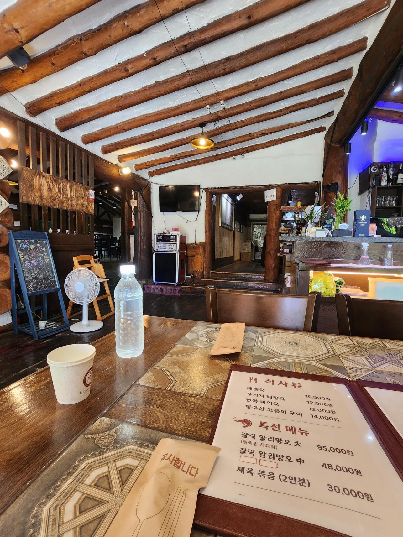 산골식당 내부 및 메뉴판 사진