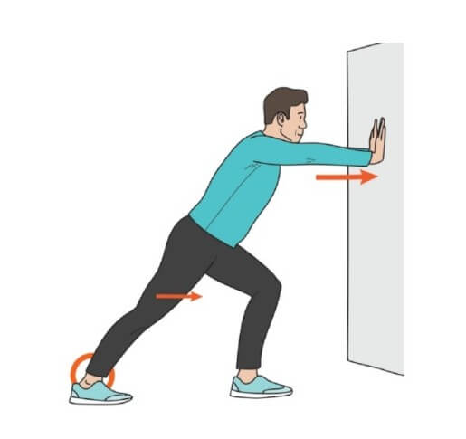 문을 밀면서 운동하는 남성