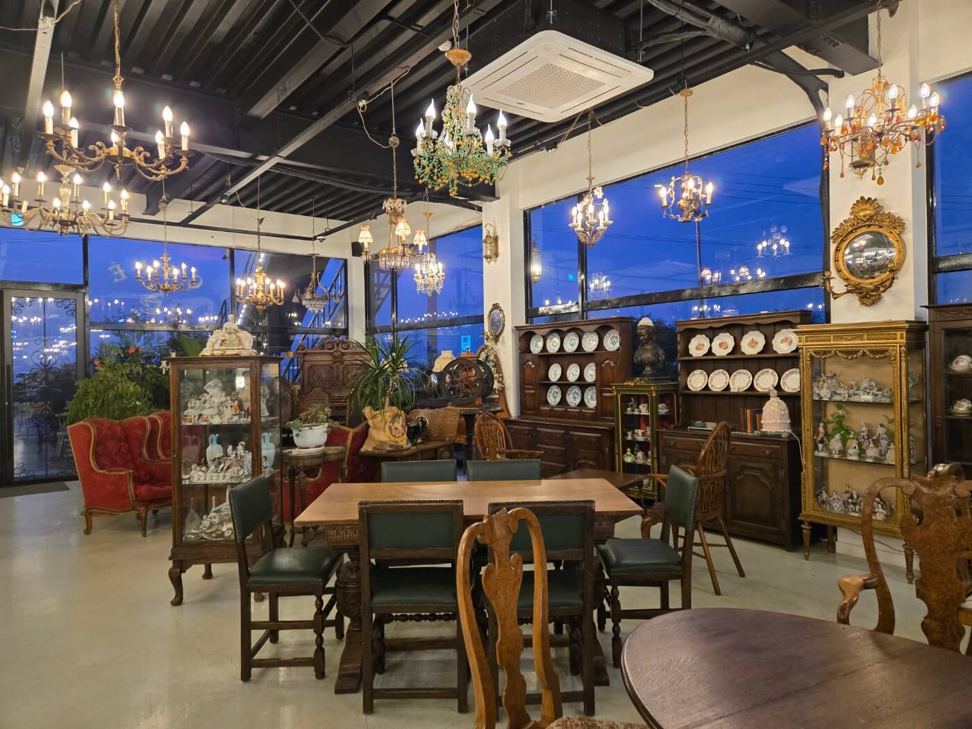 카페 프린스 1층 엔틱 가구들