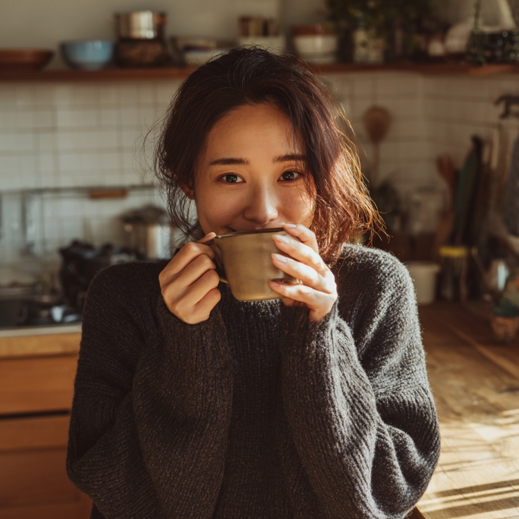 홍삼차를 즐겨마시는 여성