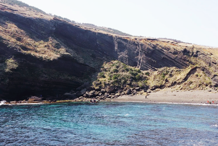 검멀레해수욕장과 동안경굴