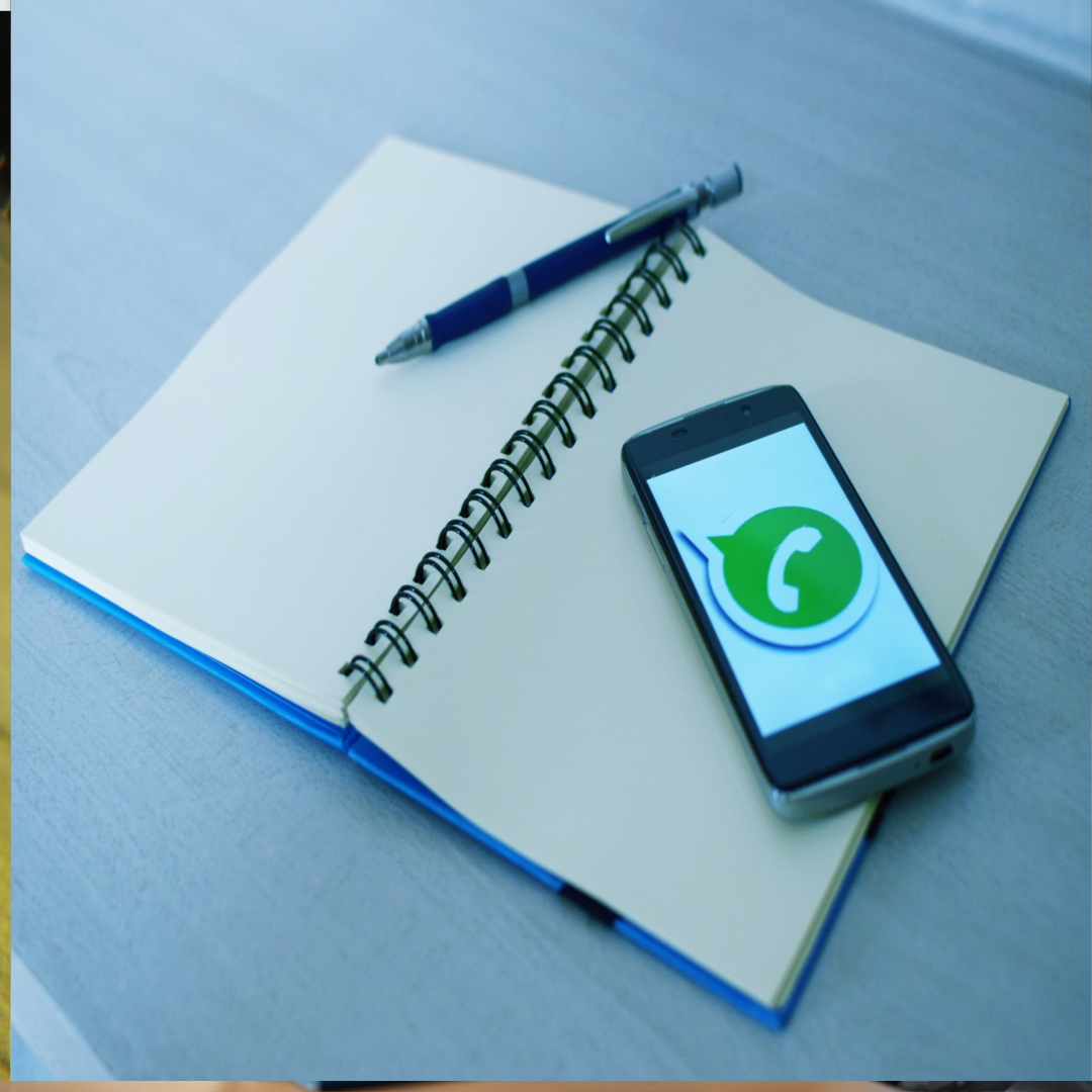 노트위에 펜과 휴대폰이 놓여져 있는 사진