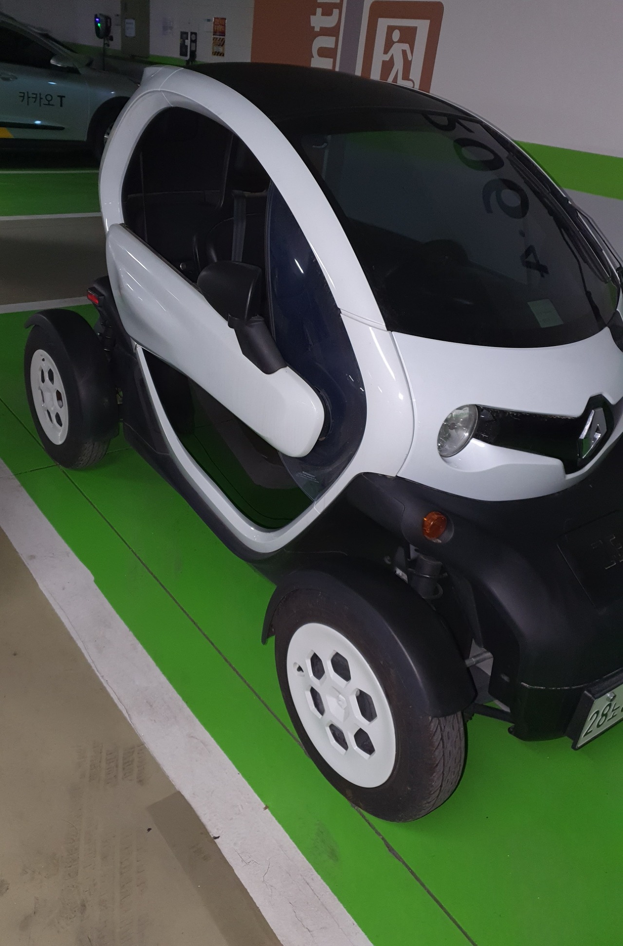 충동구매한 트위지 차량