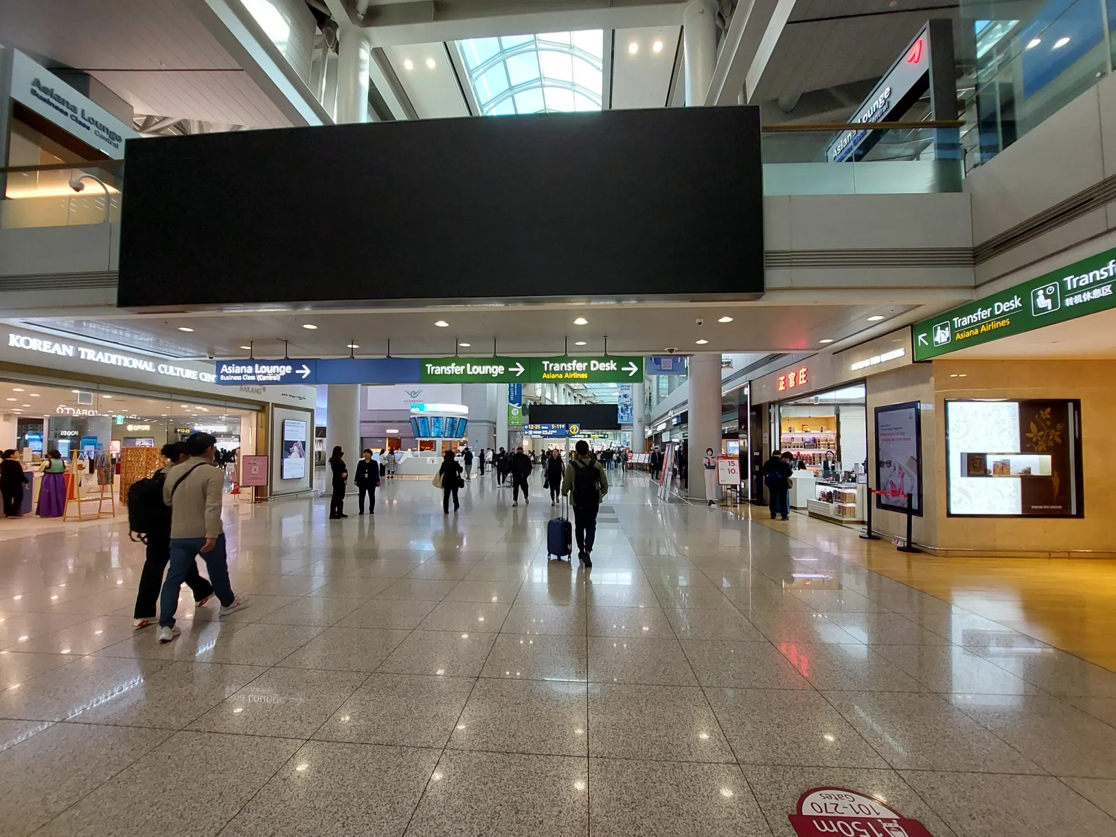 위층에 비즈니스 라운지 찍힌 사진