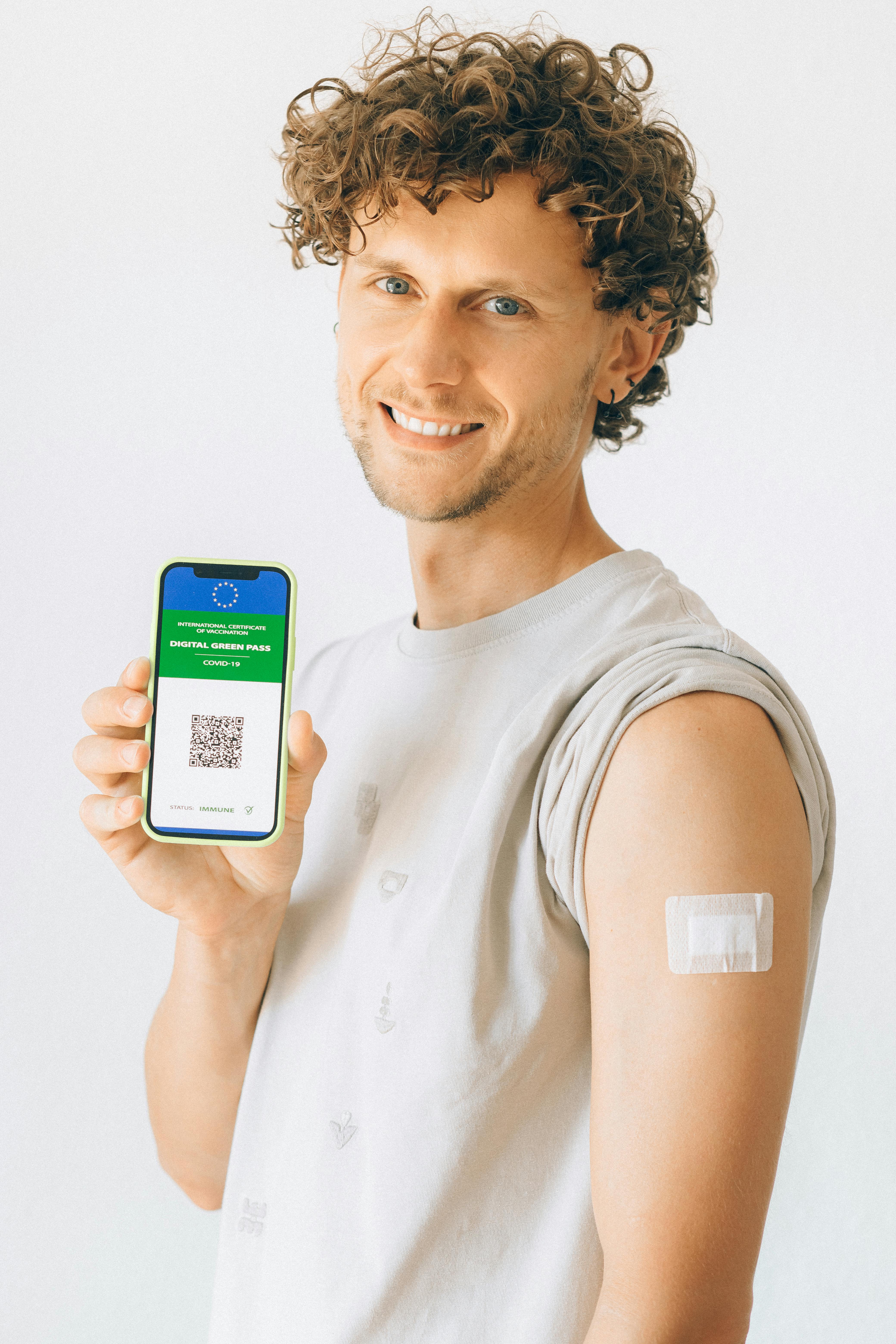 예방 접종 하도 난 뒤에 남자