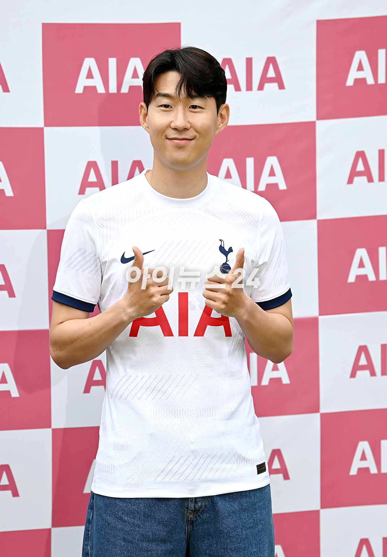 축구선수 손흥민이 4일 오후 서울 동대문구 글로벌지식협력단지에서 열린 AIA생명 소아암 어린이 돕는 사회공헌 캠페인에 참석해 포토타임을 갖고 있다. [사진=곽영래 기자]