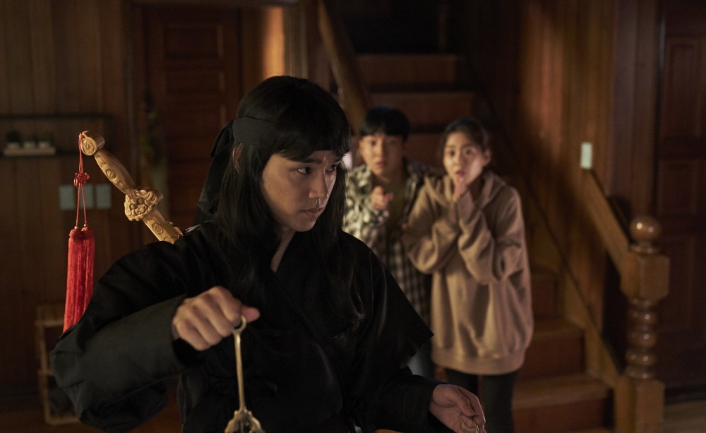 영화 쇼미더고스트 ott 누적관객수 정보 출연진 줄거리 결말 후기 및 평점