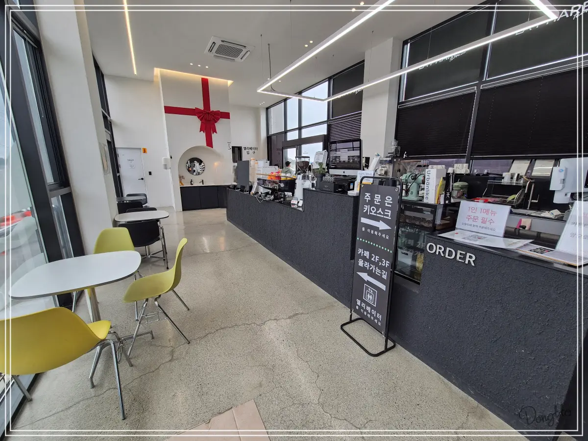 전라도-군산-가족여행-장자도-카페-라파르-1층-모습