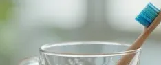 치솔과 유리컵이 있는 모습