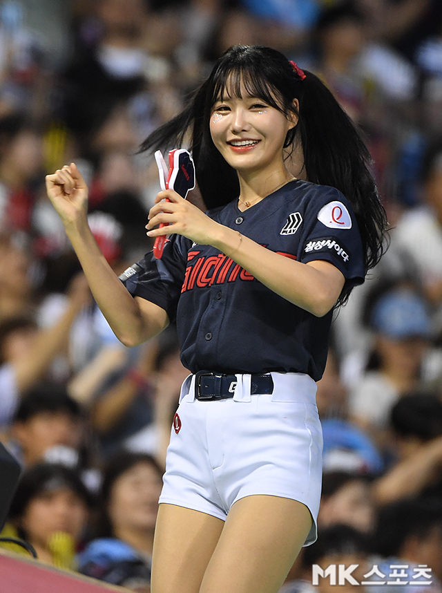 최홍라 치어리더 롯데 유니폼 응원 포즈