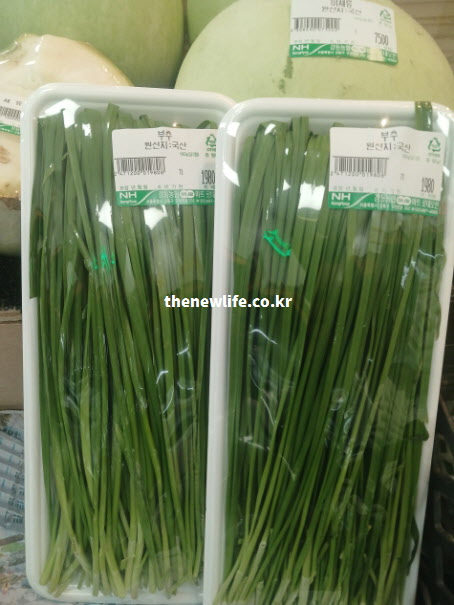 돼지고기나 기름과 함께 요리하여 부추 효능을 극대화할 수 있는 신선한 포장 부추 실사진