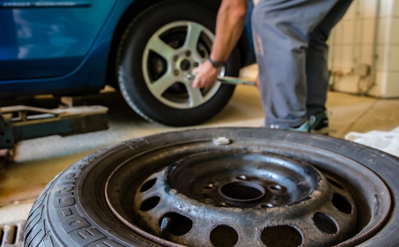 마모된 타이어 교체장면, 사진출처 pixabay.com