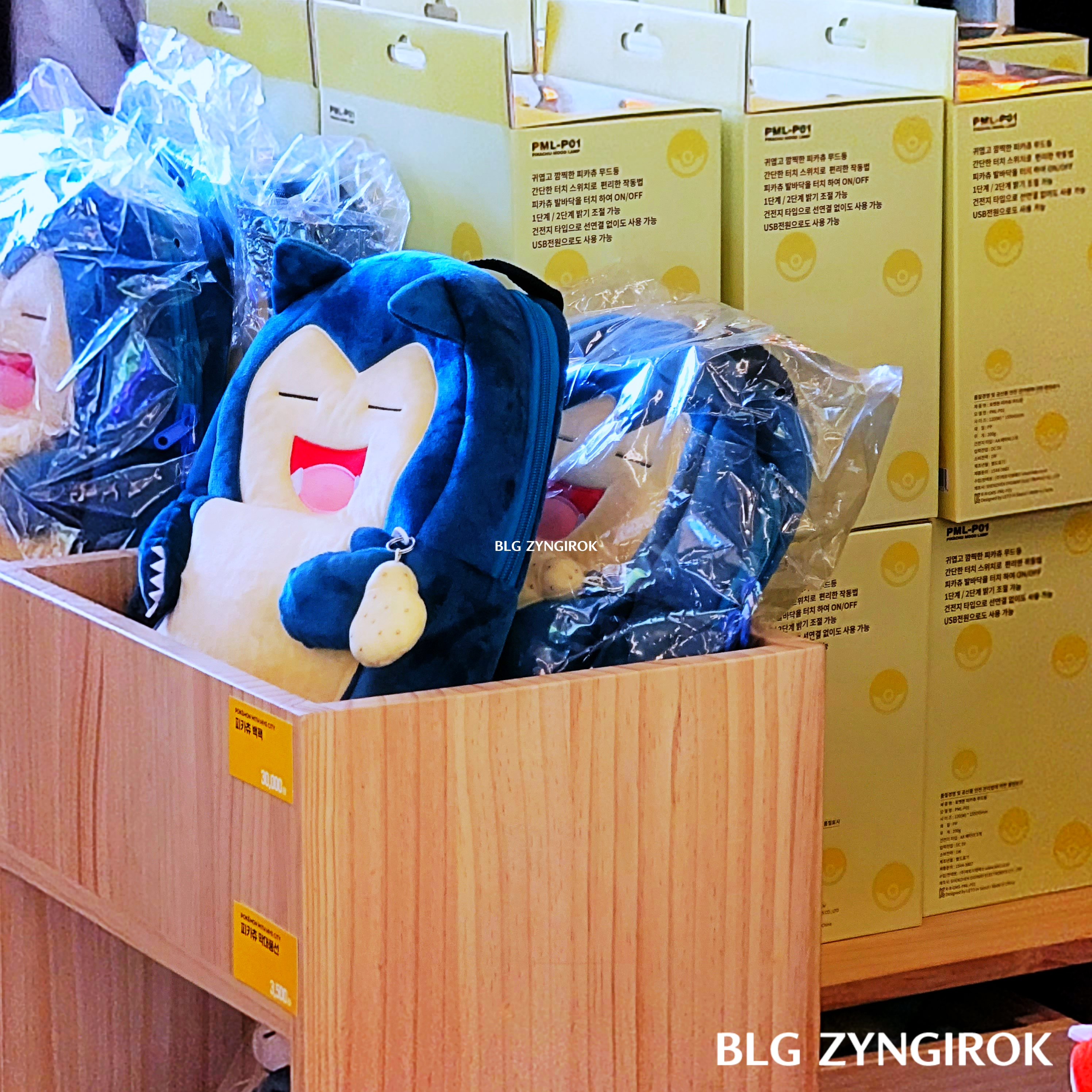 한남-베스킨라빈스-hive-포켓몬-잠만보-가방이-진열되어있다.