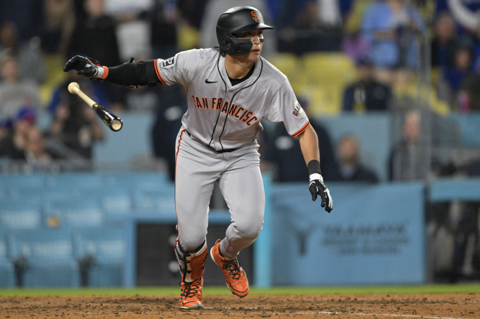 이정후, 개막전에서 빛난 선구안으로 팀 승리 견인