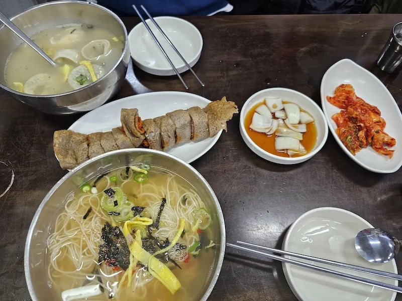 체부동잔치집 서촌 로컬 맛집 경복궁역 맛집 잔치국수 메밀전병 만두국