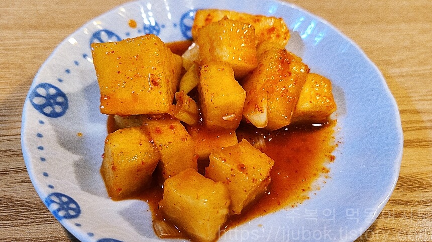 을지돈까스-밑반찬-깍두기