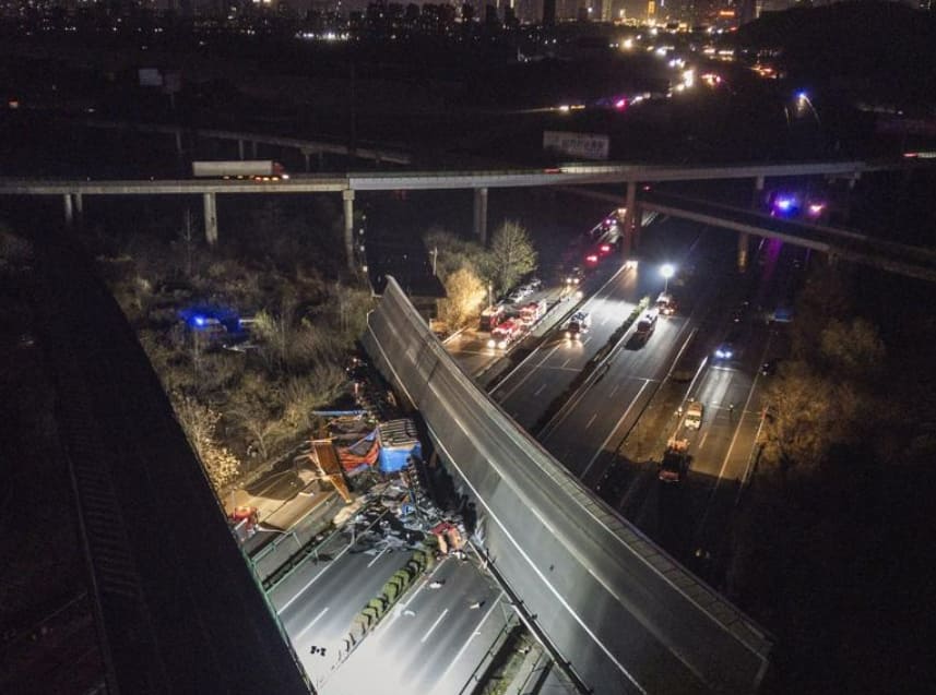 중국 고속도로 통과 교량 붕괴...4명 사망 VIDEO: 4 killed, 8 injured in central China's ramp bridge collapse
