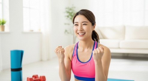 홈트 영상 시청 후 미소 짓는 여성