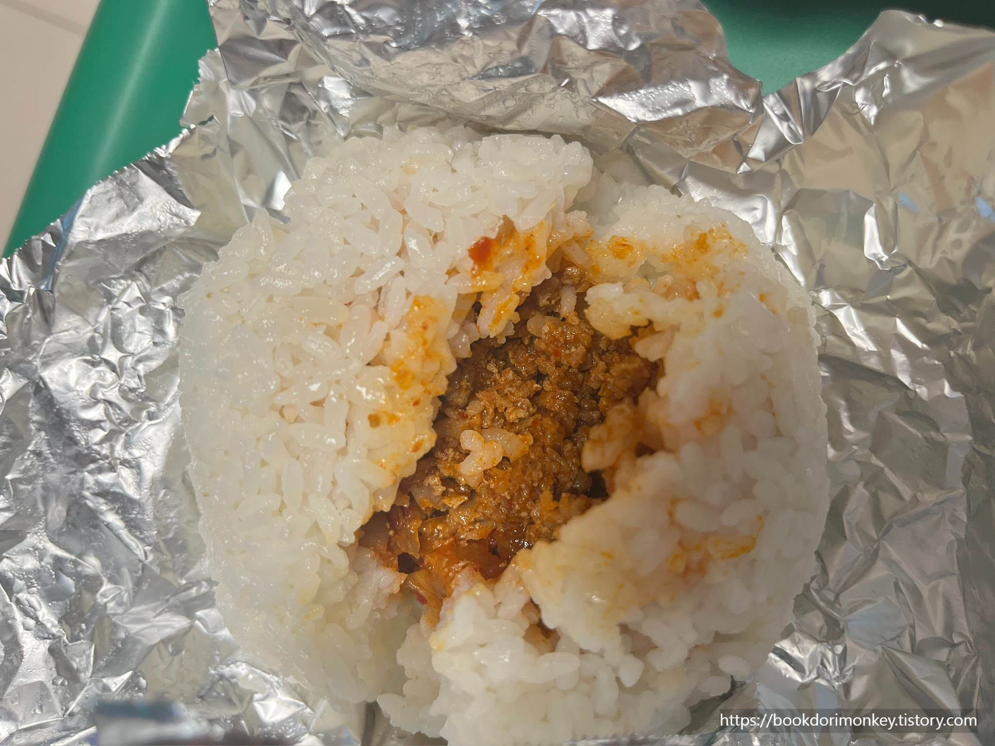 제육김치 밥버거 단면 사진