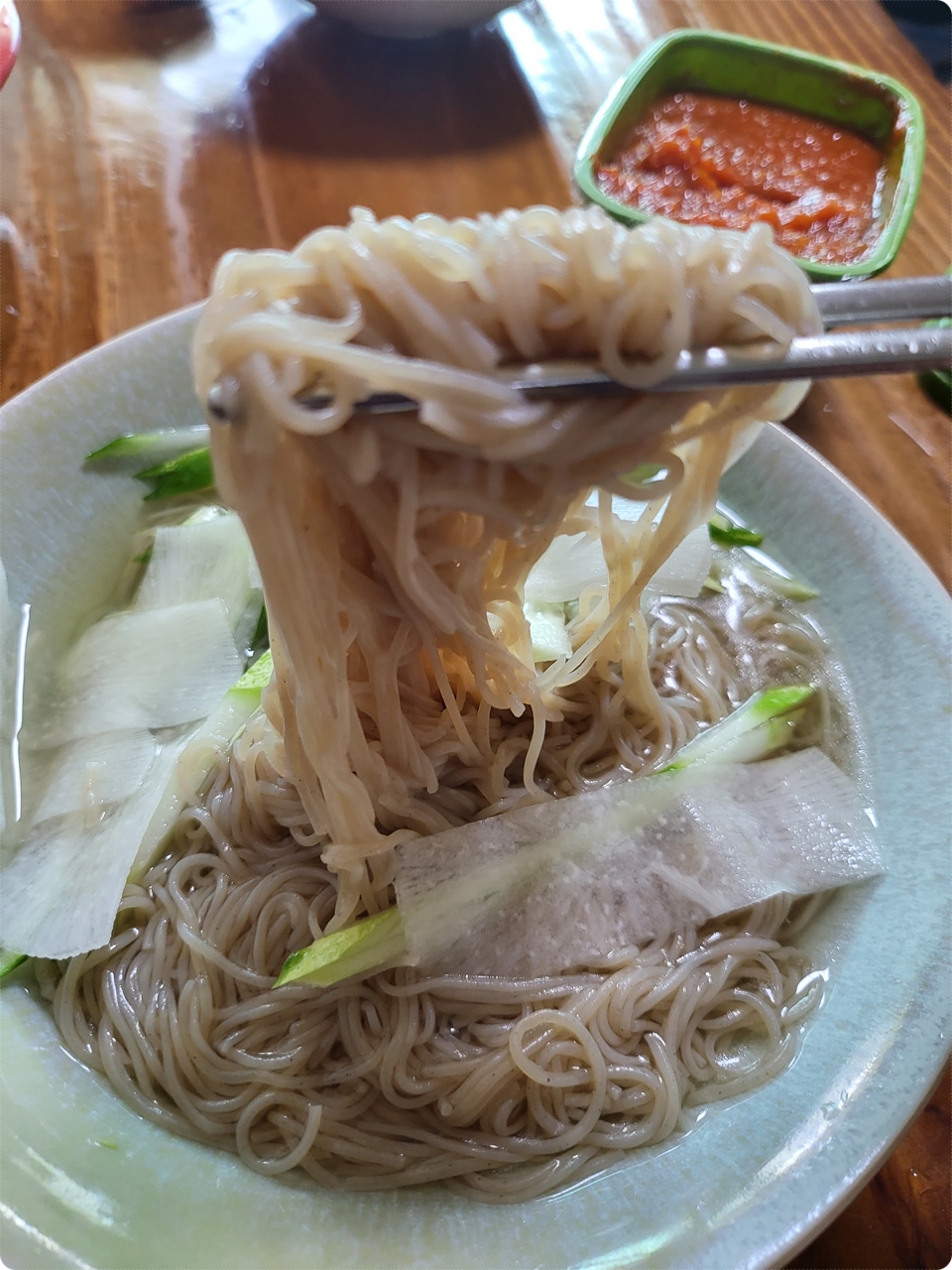 한 젓가락 하시죠~