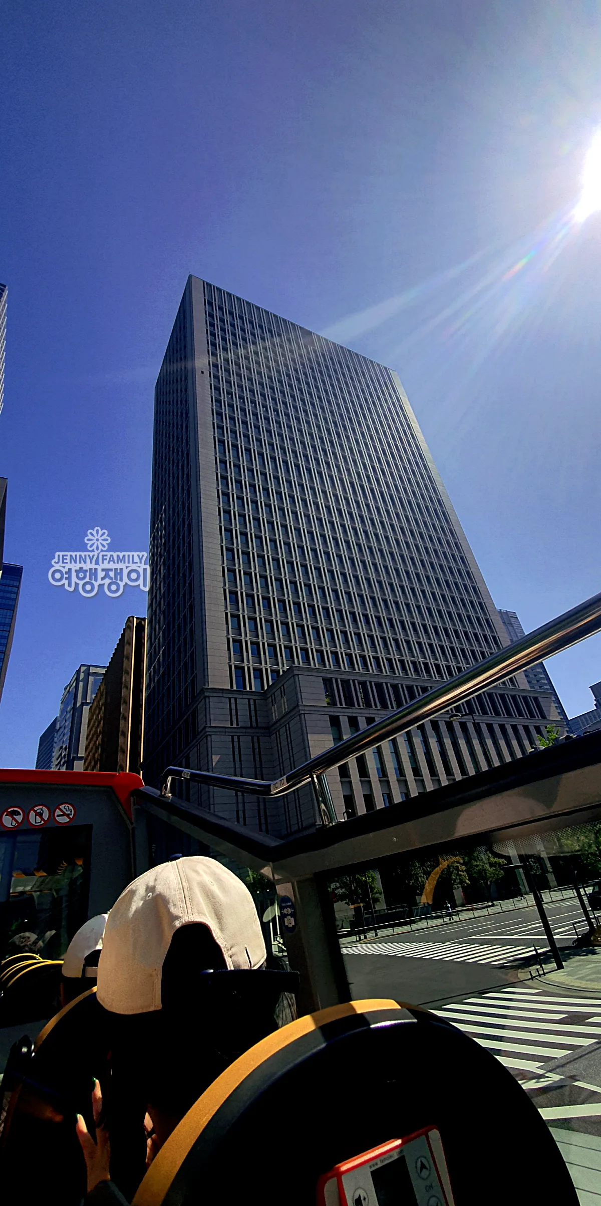 도쿄 마루노우치 지역 고층 빌딩과 파란 하늘 – Skyscrapers in Marunouchi District Seen from Tokyo City Tour Bus