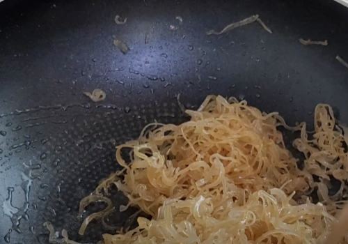 한번더 오징어채를 볶아주는 장면