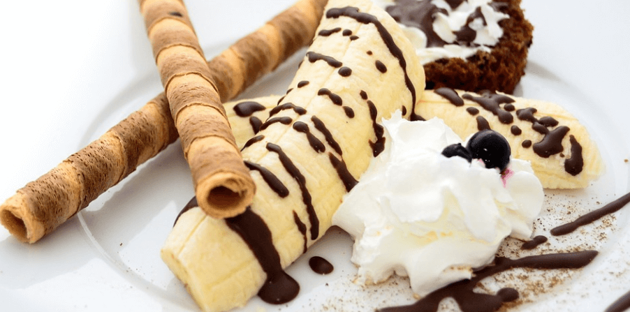 여러가지 단 음식들이 접시에 담겨 있다