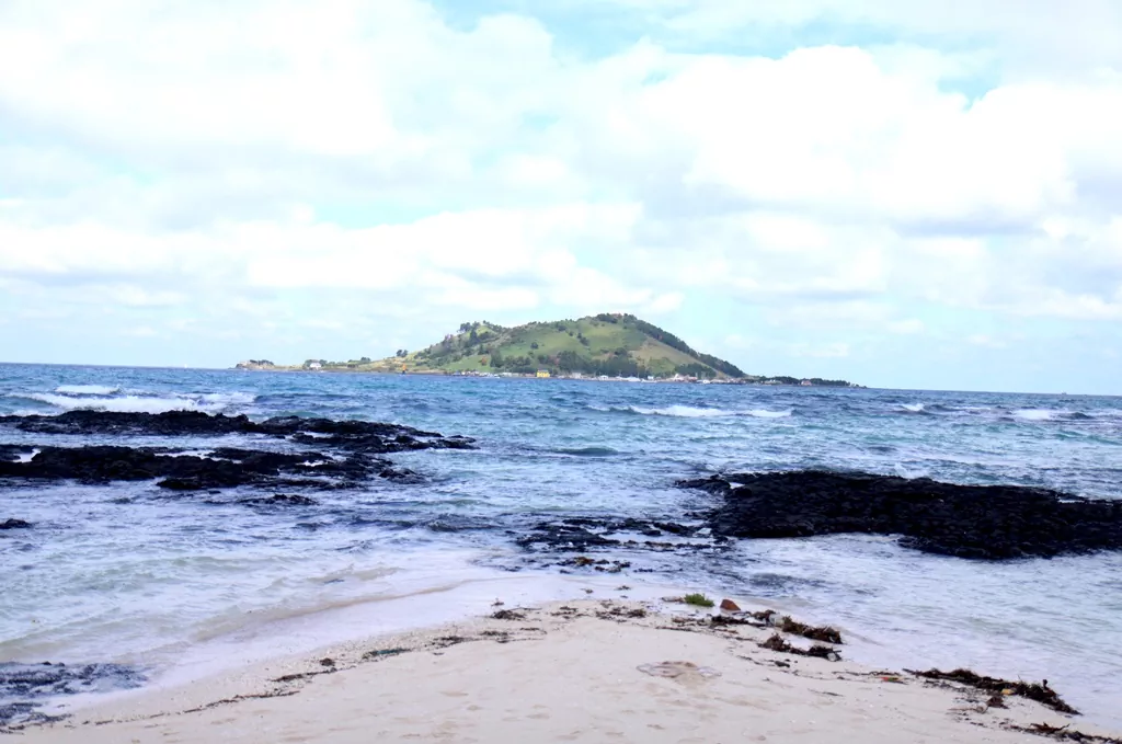 제주 올레길 14코스 금릉해수욕장에서 보이는 비양도 전경 사진.