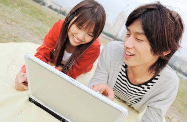 즐겁게 담소 나누는 청년들