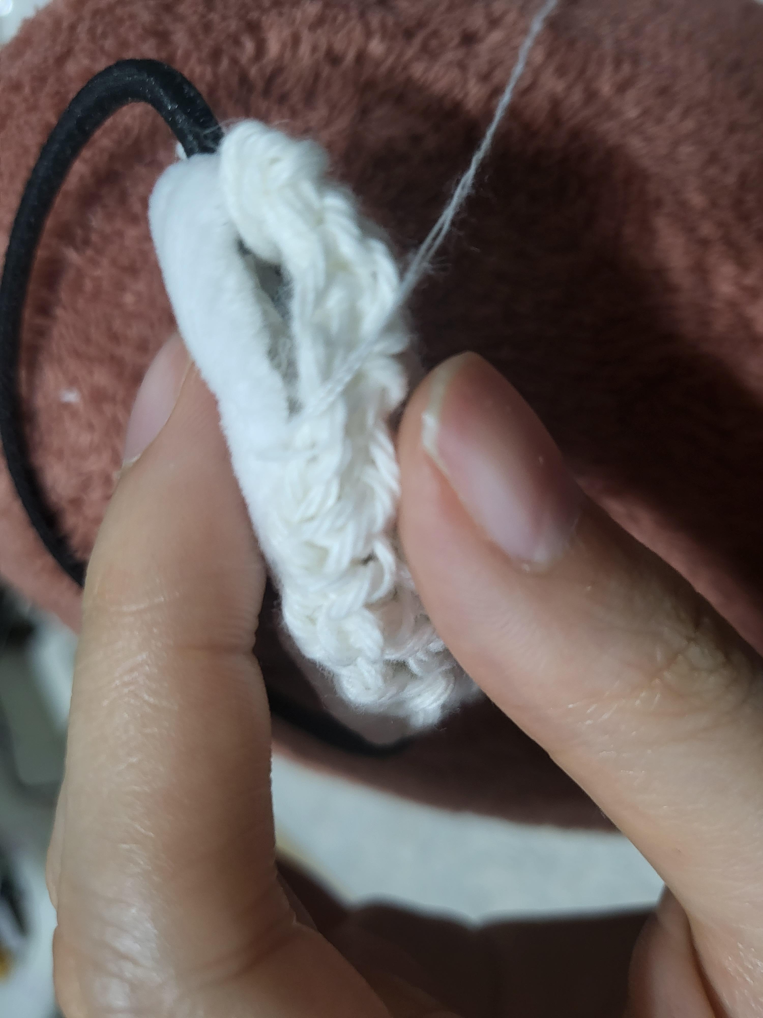 5. 솜을 안 쪽에 넣어주고 남은 부분도 마저 꼬매 마무리한다.