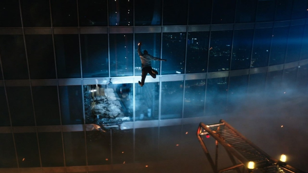 펄의-건물을-향해-뛰는-드웨인-존슨