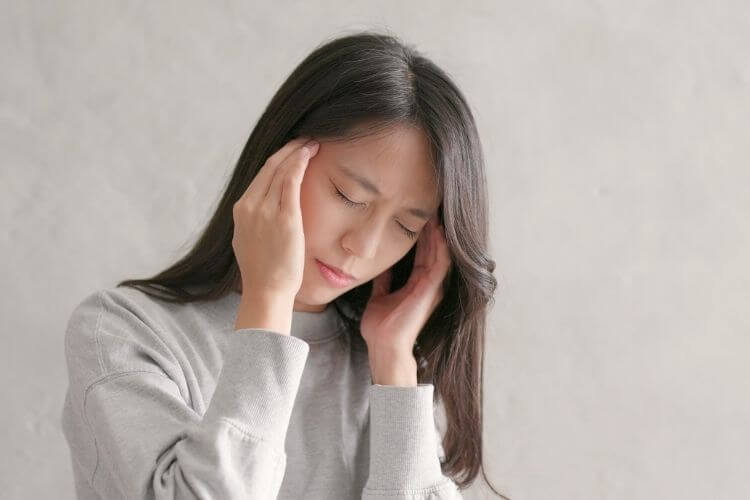 두통으로 고통스러워 하는 모습