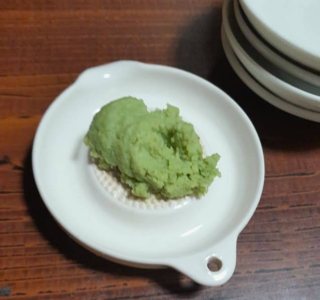와사비가 작은 접시 위에 올려져 있는 사진