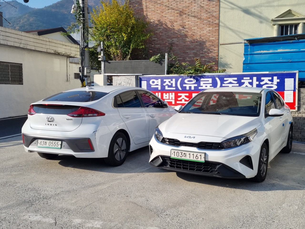 K3 옆에 세워진 아이오닉을 보고 있으니 연식 차이가 커 보입니다.